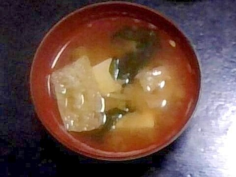 絹ごし豆腐・わかめ・油揚げの味噌汁